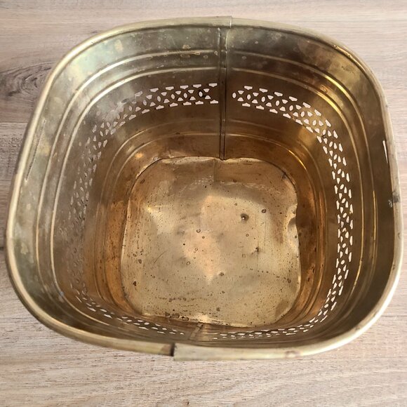 Vintage brass planter/cover pot with cutouts design. - Picture 5 of 7